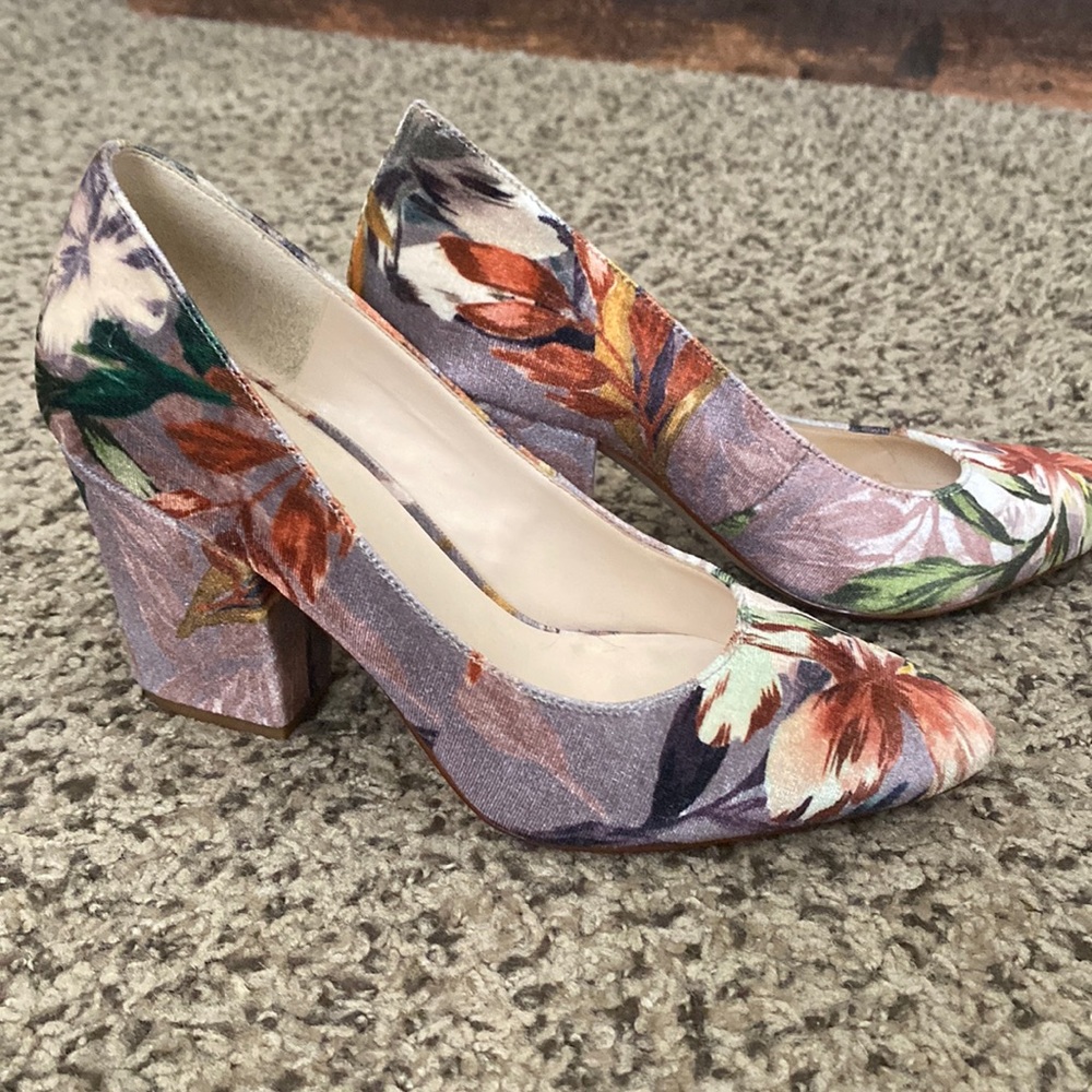 Floral velvet pumps